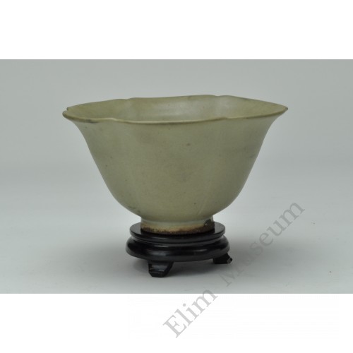 1116 A celadon glaze lotus petal-shaped bowl 
